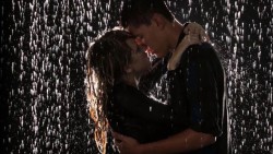 Я хочу целоваться с тобой под дождём