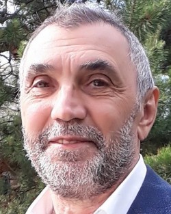 А в зеркалах оконных рам пылает солнечный пожар