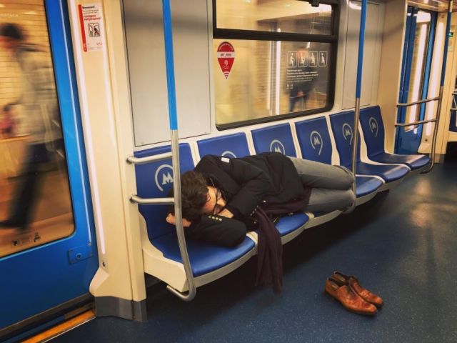 Почему Андрюша спит в метро?