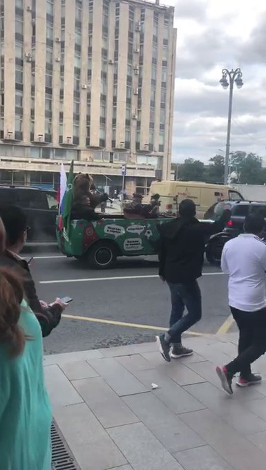 Медведь гуляет по Москве
