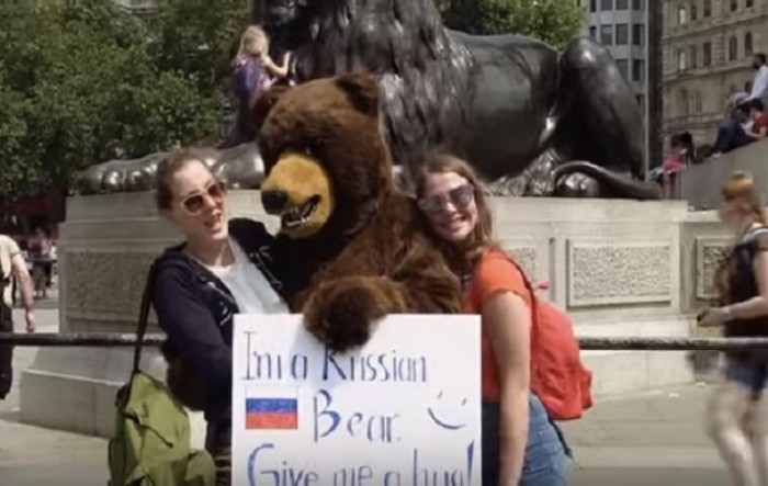 Гулял по Лондону медведь
