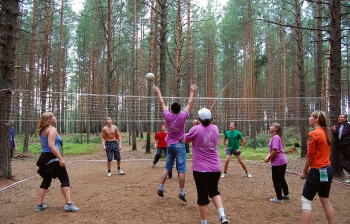 На полянке лесной волейбол