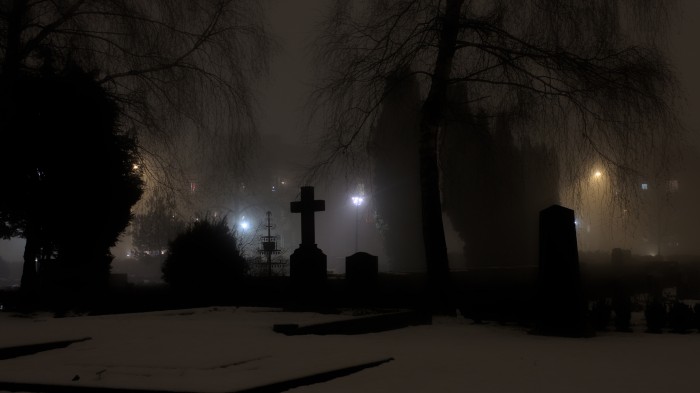 Тихо ночью на кладбище