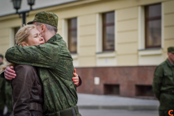 Провожала сына на войну.