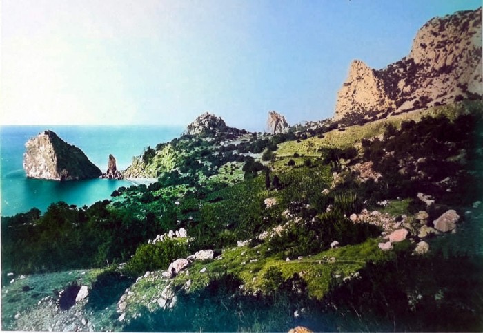 В скалы крымские вглядись