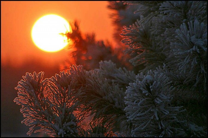 Вскользь , ненароком.Но дёготь , во фразах.