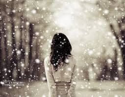 Девушка уходит в снегопад