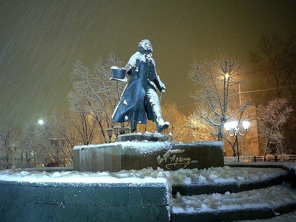 В парке у Пушкина падал снежок