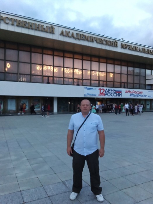 День ушедший давит плечи