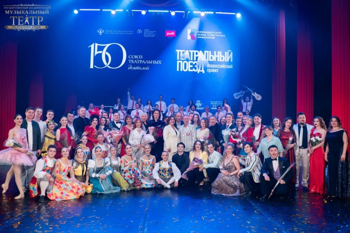 Театр в строгом смокинге сезона