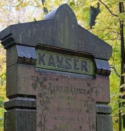 На надгробии «Kayser», высшая отметка ...