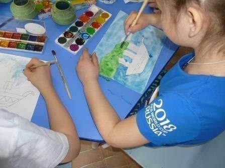 Медвежонок и Люсёнок рисуют.