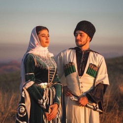 Любовь, восславив, Матерей