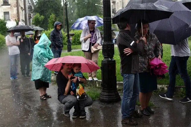 Луж немало под ногами