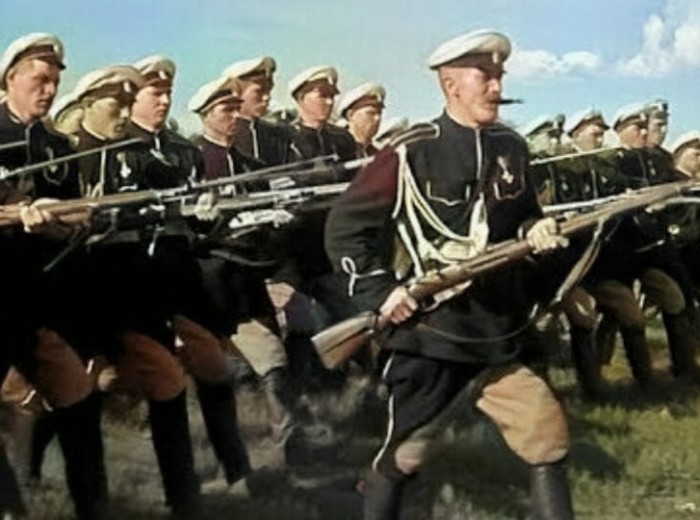 Штыки примкнули и пошли за рядом ряд