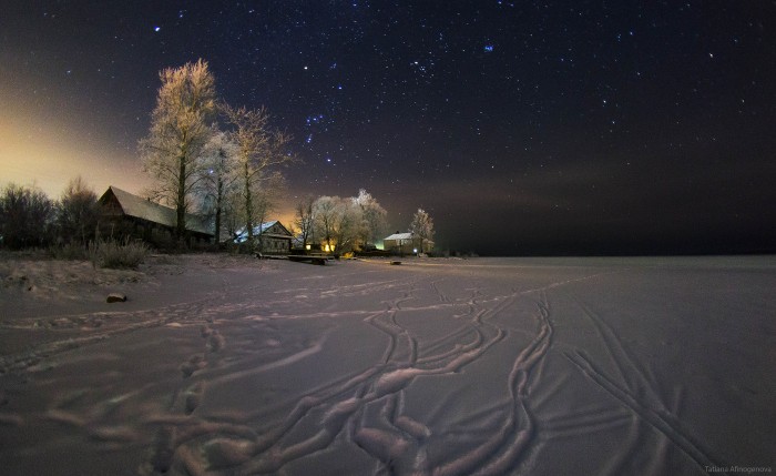 Мороз Крещенский, ночь, избушка