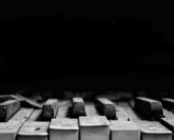 Под звуки старого рояля