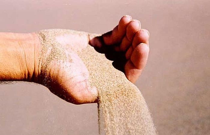 Сыплется. Песок сыпется. Песок пересыпается. Песок в руках. Пригоршня песка.