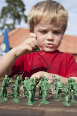 Малыш и оловянные солдатики