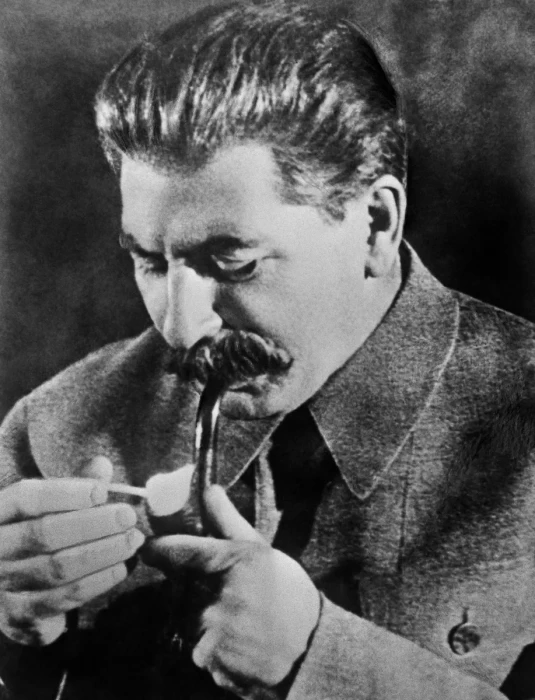 Товарищ Сталин курил угрюмо