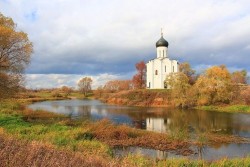 Здесь время тает свечкой восковой