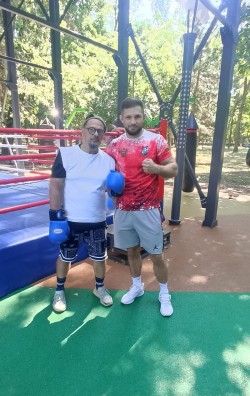 Я солнце пяткой заслонил.
