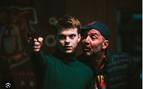 Сидят пацаны искурившие Мальборо,