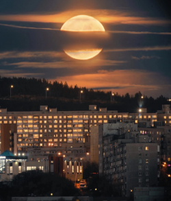 Пустое небо, светят фонари.