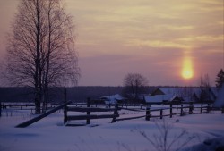 Где кладбищ сельских дикая сосна...