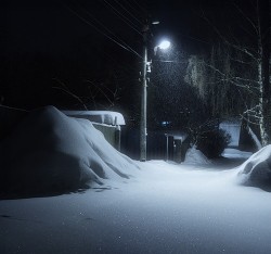При тусклой лампочке и вьюге...