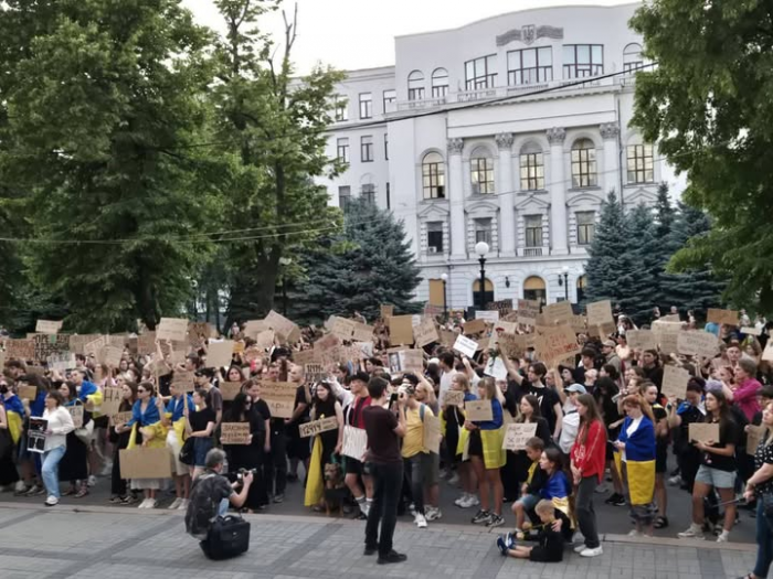 ЛЮДИ С КАPТОНКАМИ
